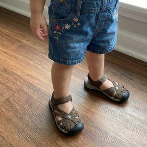 Keen brown Kids Sandals Sz 5